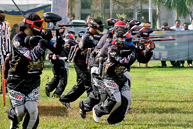 team paintball in action